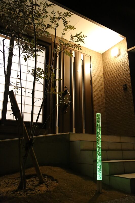 グリーンの照明はエクアライブ、オリジナル商品「一条の光」